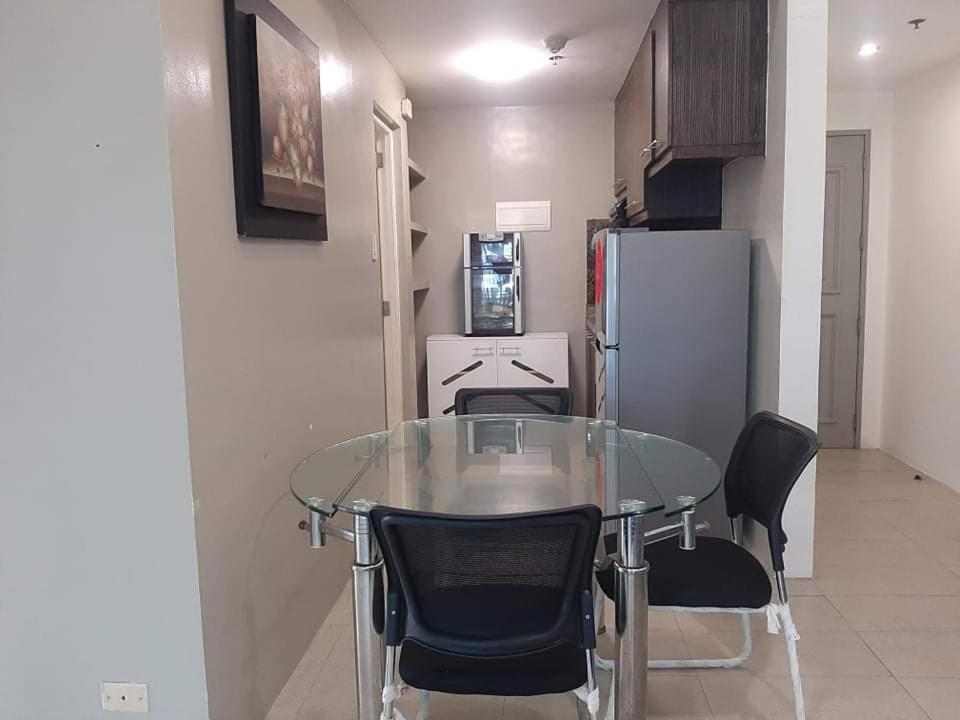 Spacious 2 Bedroom Unit With Pool Маніла Екстер'єр фото